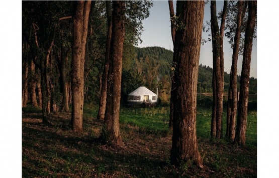 Tasarımcı çift ormanın ortasında rüya gibi ev inşa etti!