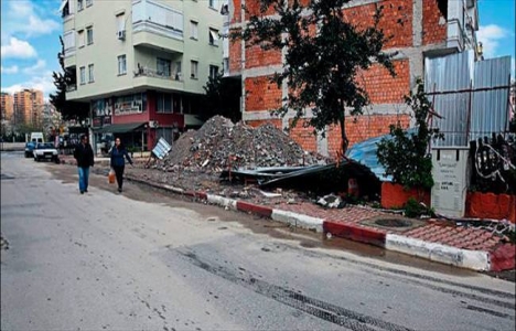 Antalya Muratpaşa'daki eski binadan kalan molozlara tepki!