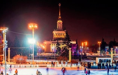 Moskova'ya dünyanın en büyük buz pateni alanı açıldı!