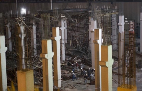 Ankara'da fabrika inşaatının iskelesi çöktü!