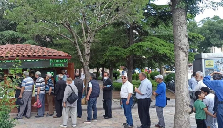 Ekmeğe gelen zamlardan sonra vatandaş ucuz ekmek için yine kuyruğa girdi