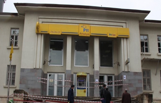 Hatay'da tarihi PTT binasının merdivenleri çöktü!