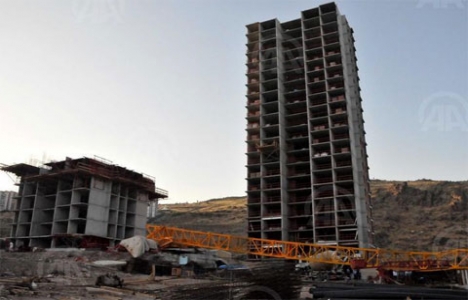 İzmir'de inşaatta vinç devrildi: 2 ölü, 3 yaralı