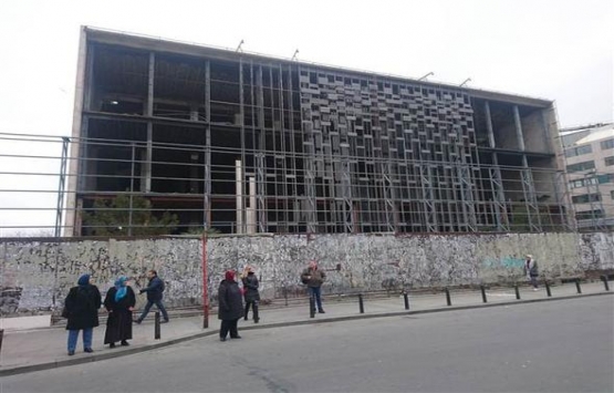 AKM nin ön cephesi sökülüyor!