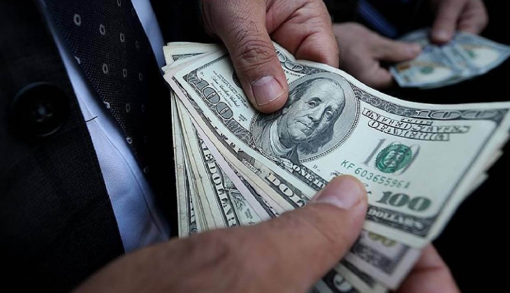Dolar piyasası fırsatçıların eline düştü! 100 dolar bozdurmak isteyenlerden 2 dolar kesinti yapılıyor!