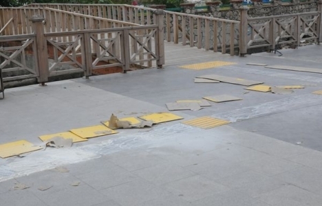 Bozulan engelli yoluna İzmir Büyükşehir Belediyesi'nin eli değdi!