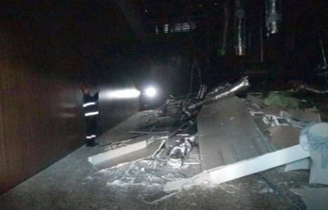 Vietnam'da maç sırasında spor salonunun tavanı çöktü!