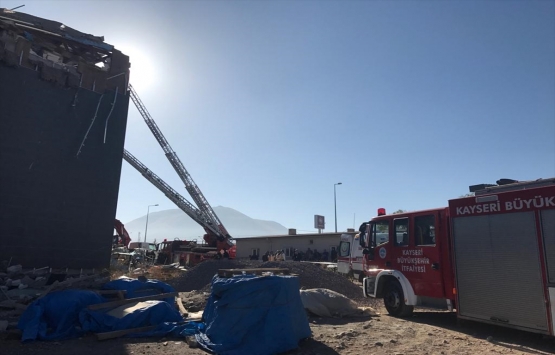 Erciyes Üniversitesi'nde inşaat halindeki kongre binasının çatısı çöktü!