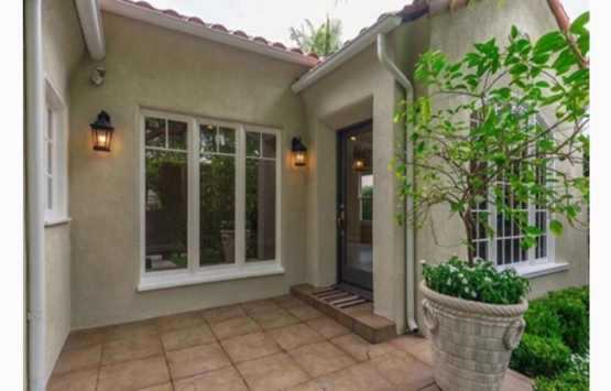 Charlize Theron California daki evini satıyor!