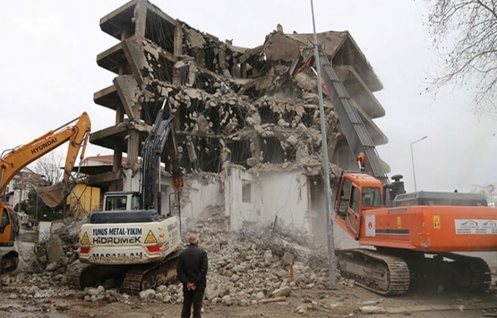 Gölcük depreminde hasar gören 6 katlı bina yıkılıyor!