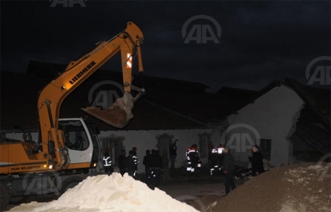 Uşak'ta tarihi bina çöktü: 1 ölü!