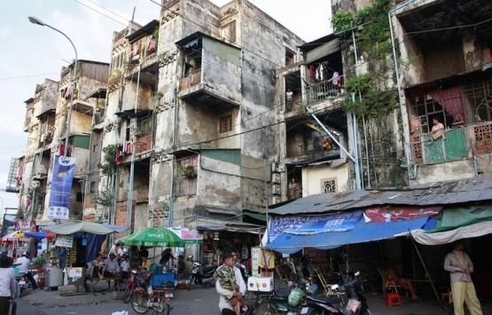 Kamboçya'da eski binada kendi devletlerini kurdular!