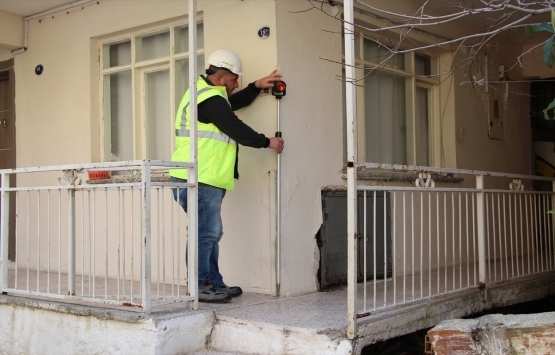 İzmir de kaya düşen mahallede tespit çalışmaları başladı!