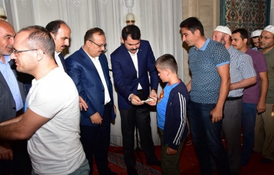 Murat Kurum kimsesiz çocuklarla bayramlaştı!