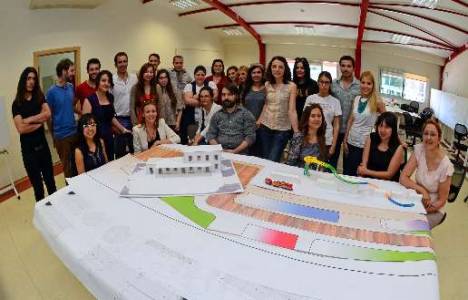 Yaşar Üniversitesi öğrencileri Karşıyaka tren istasyonu için beş ayrı proje sundu!