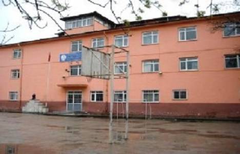 Madanoğlu Ortaokulu'nun tadilatında fedakar öğretmenler çalışıyor!