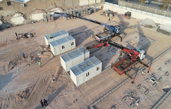 İzmir'de geçici barınma merkezinde konteyner kurulumu tam gaz devam ediyor!