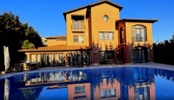 Şafak Sezer Büyükçekmece deki 25 milyonluk malikanesini bir türlü satamıyor! Nedeni ise Kolpaçino daki emlakçı rolü!