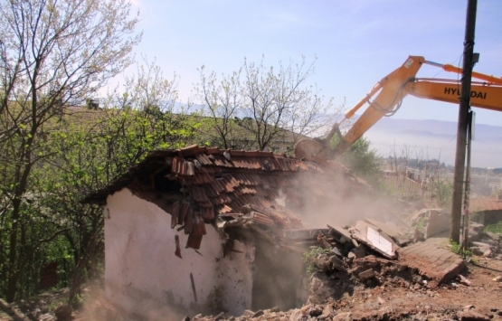 İzmit Gültepe'deki metruk bina yıkıldı!