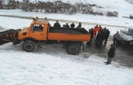 Çatak'ta evlerin üzerine çığ düştü!