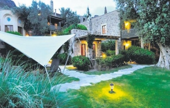 Siren Ertan ve Ersin Kayalar lüks otellerini yazlık eve çevirdi!