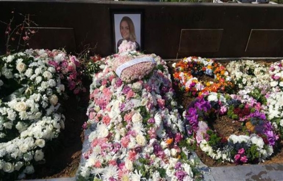 Mina Başaran ın nişanlısı Murat Gezer mezarlığa güller bıraktı!