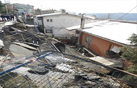 Sarıyer de yol çöktü, 2 bina tahliye edildi!