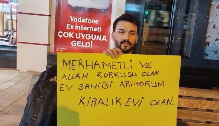4 aydır kiralık ev bulamadı, çareyi pankart açmakta buldu: 'Merhametli ev sahibi arıyorum, kiralık evi olan!'