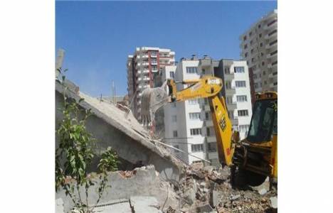Diyarbakır'da kaçak yapıları yıkıyor!