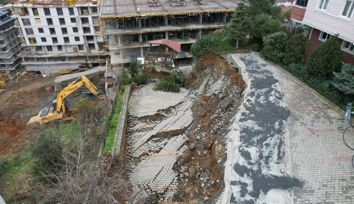 Üsküdar da 6 bloklu sitenin istinat duvarı çöktü! Bina acil boşaltıldı!