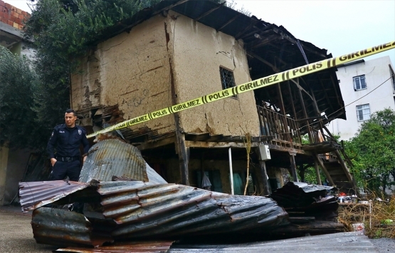 Adana’da yağıştan dolayı bir bina yıkıldı! 
