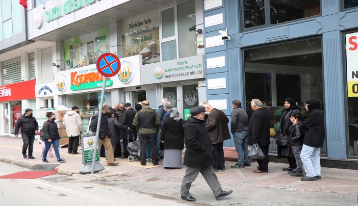 Tarım Kredi Kooperatifi ne ucuz ayçiçek yağı geldi vatandaş hücum etti! Yüzlerce kiloluk stok 5 dakikada bitti