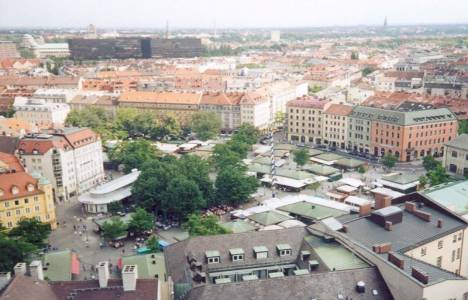 Almanya'da ressamlar binaların dışını rengarenk boyadı!