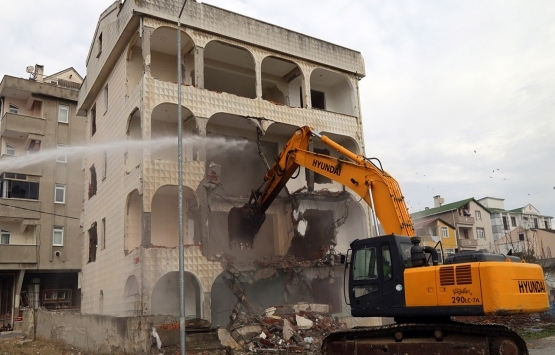 Büyükçekmece de 4 bina yıkıldı!