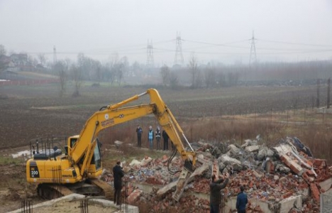 Adapazarı'ndaki iki kaçak bina yıkıldı!