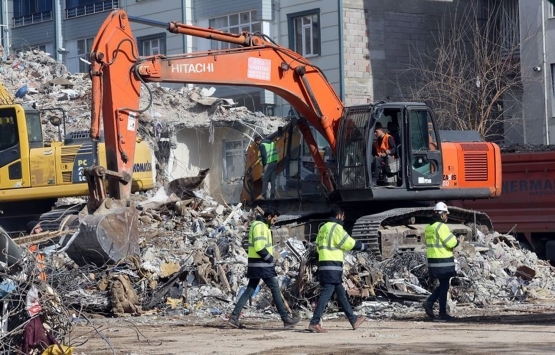 Torbalı'da ağır hasarlı belediye binası yıkılıyor!
