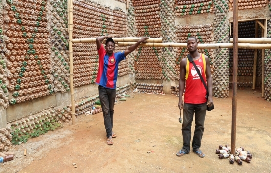 Nijeryalı mimar doğayı korumak için plastik şişelerden ev inşa etti!