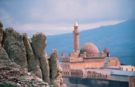 İshak Paşa Sarayı tahrip edilme riskine karşılık kamerayla izleniyor!
