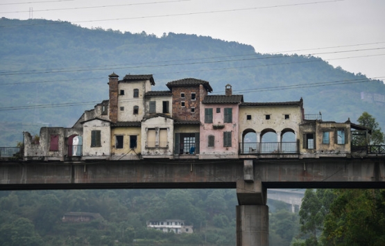 Çin deki sıra dışı köprü görenleri hayrete düşürüyor!