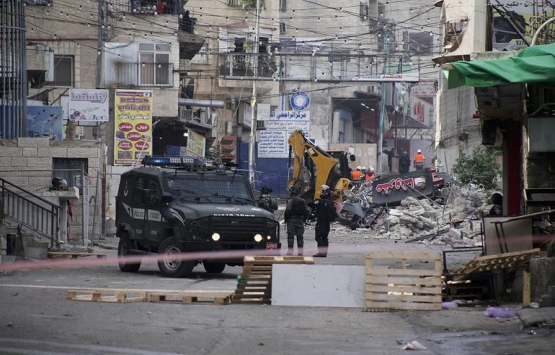 İsrail, Filistinlilere ait 14 dükkanı yıktı!
