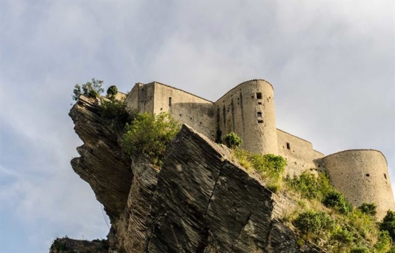 Roccascalegna Kalesi 100 Euro'ya kiraya verilecek!