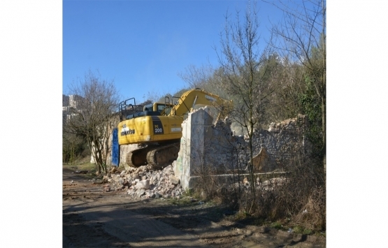 İzmit'teki metruk bina yıkıldı!