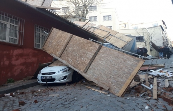 Fatih te 4 katlı binanın inşaat iskelesi çöktü!