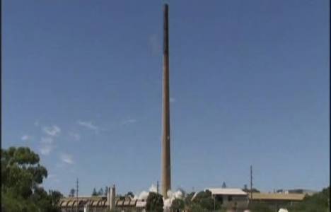 Avustralya'da 200 metrelik baca bin dinamitle yıkıldı!