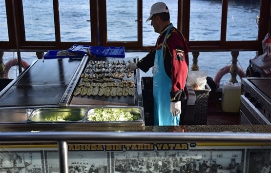 Eminönü'nde balık-ekmek teknesi çalışanlarından mahkeme kararına tepki!