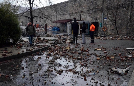 Zonguldak'ta heyelan sonucu bir evin duvarı yıkıldı! 