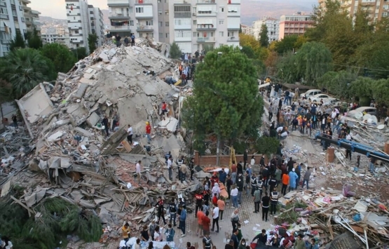İzmir de ağır hasarlı bina yıkım sırasında yanındaki apartmanın üzerine çöktü!