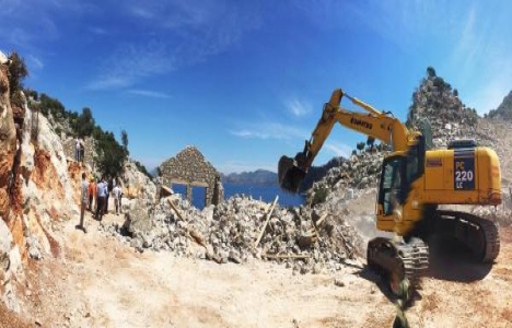 Muğla Marmaris Taşlıca Mahallesi'nde kaçak yapılar yıkıldı!