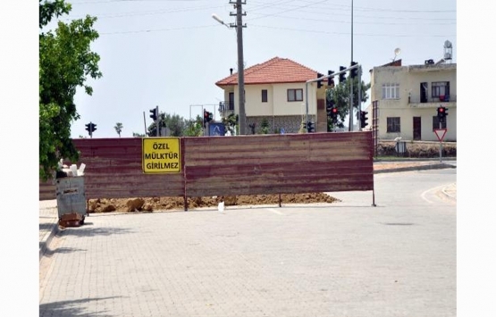 İmar sorununun çözülmediği gerekçesiyle mahalle yolunu bariyerle kapattı!