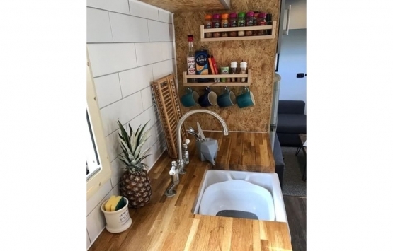 Ev kirası ödememek için kamyonu eve çevirdiler!